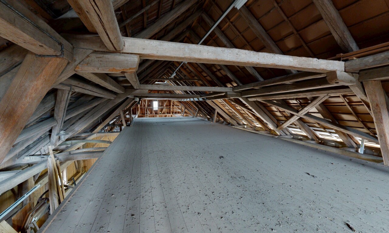leerer raum mit vaulted ceiling, dachschräge, cathedral ceiling, und kathedralendecke