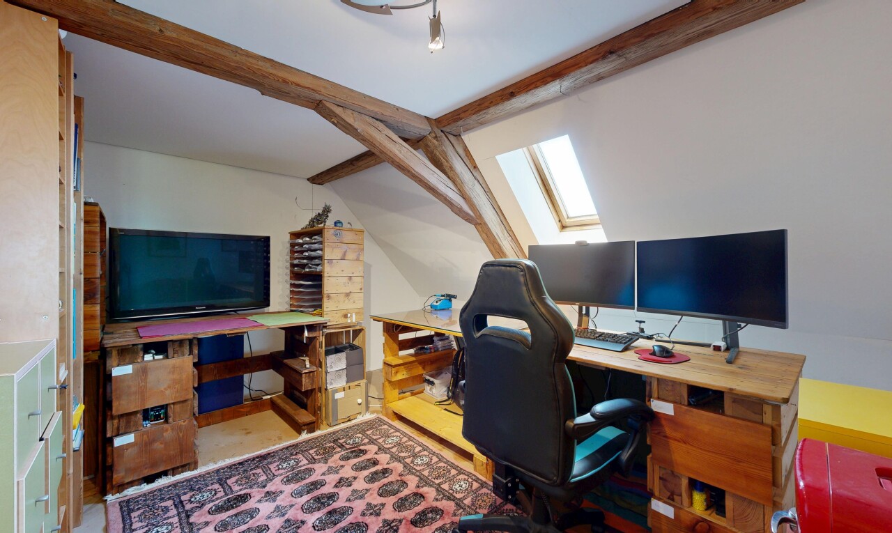 büro mit dachfenster, fernseher, zusätzliches zimmer, und drywall