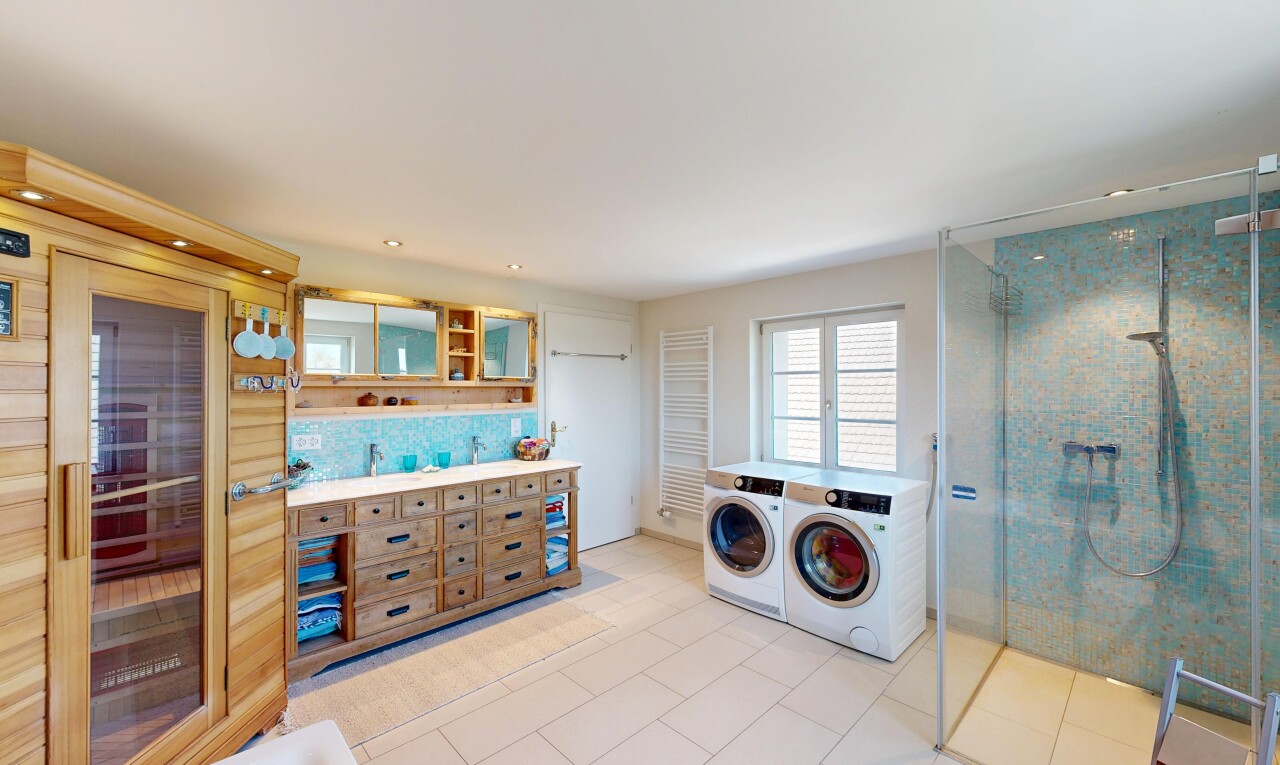 wäschekammer mit sauna, wäscherei, einbauleuchten, tumbler, und inside property