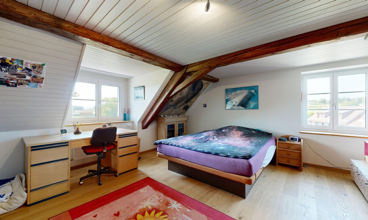 zimmer / schlafzimmer mit wood finish floor, holzfußboden, bürobereich, natürliches licht, und high end ceiling