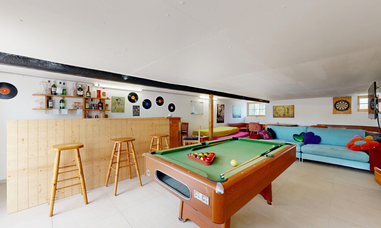wohnzimmer mit billard, drywall, gipskartonwand, keller, und inside property