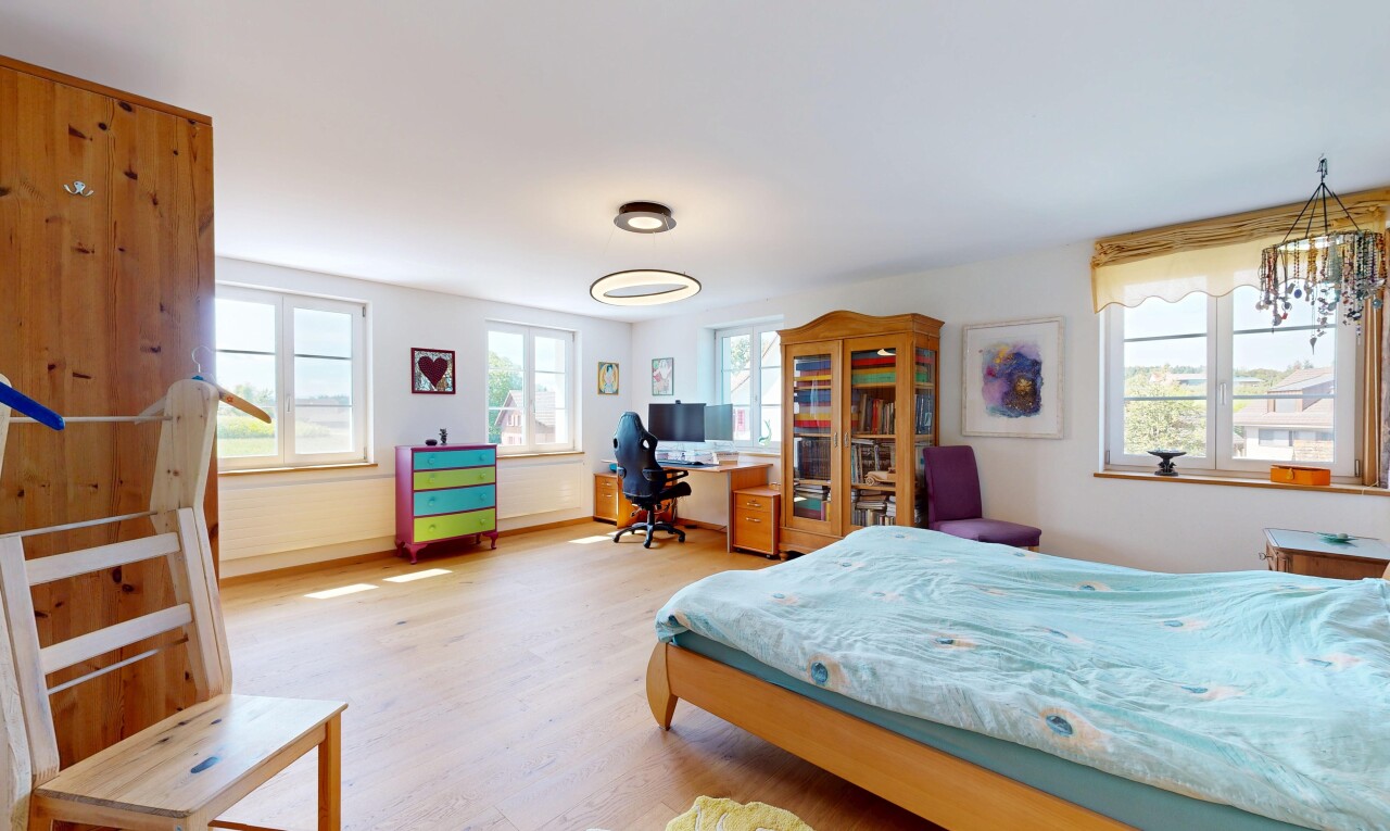 zimmer / schlafzimmer mit natürliches licht, drywall, gipskartonwand, wood finish floor, und light floor
