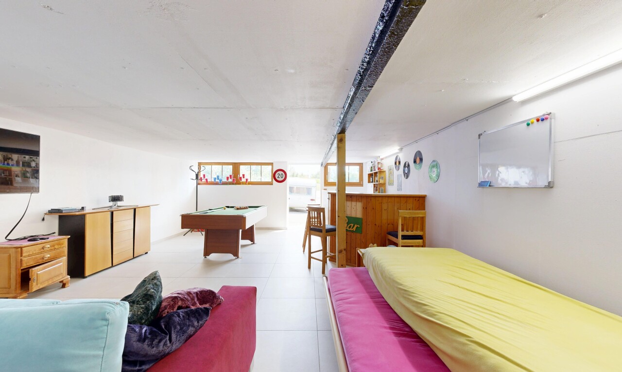 zimmer / schlafzimmer mit bar im innenbereich, drywall, gipskartonwand, keller, und billard