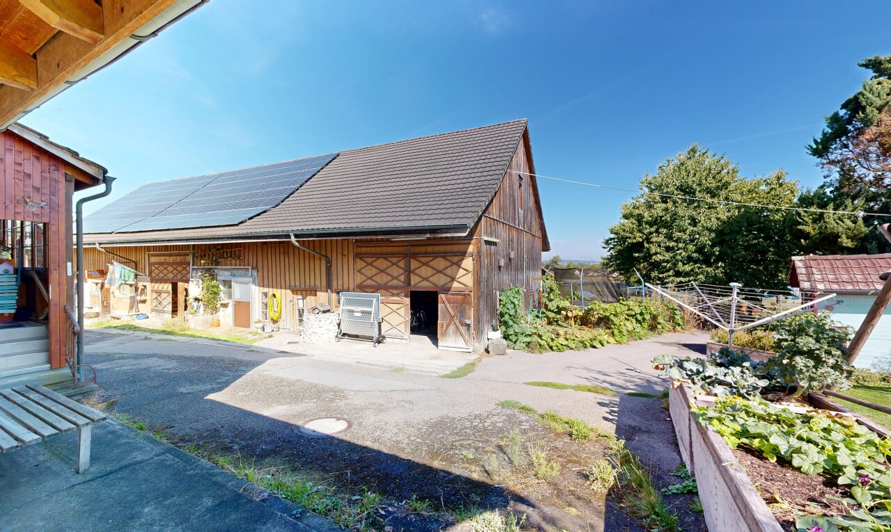 außenansicht mit außenansicht, day time, vertikale verkleidung, und solaranlage