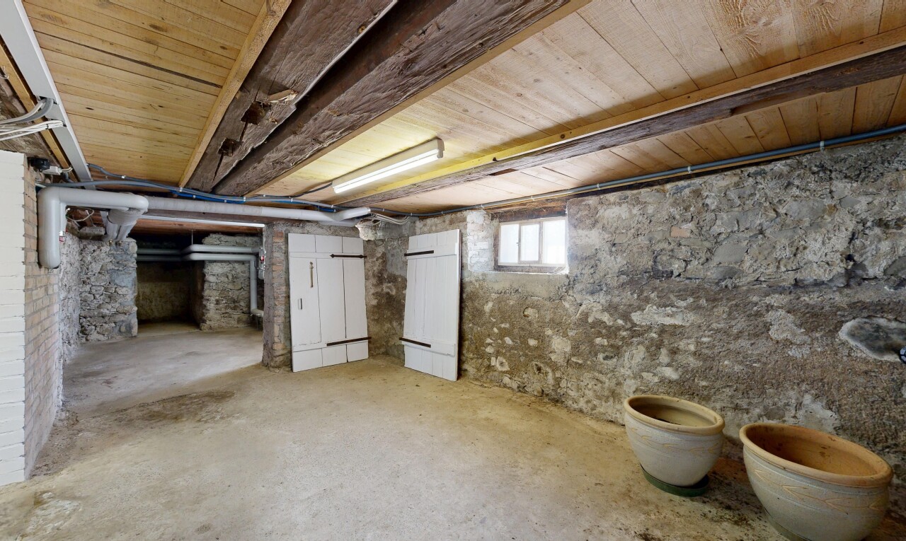 leerer raum mit concrete floor, betonboden, keller, natürliches licht, und unfinished concrete floor