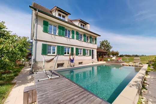 schwimmbad mit schwimmbad, terrasse, deck, day time, und from property