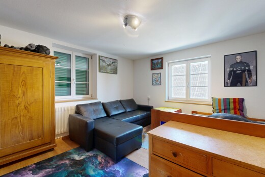 wohnzimmer mit kühler, drywall, gipskartonwand, natürliches licht, und inside property