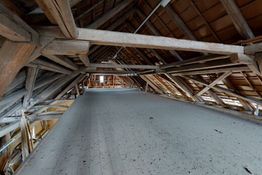 leerer raum mit vaulted ceiling, dachschräge, cathedral ceiling, und kathedralendecke