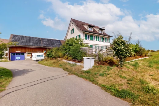außenansicht mit solaranlage, garage, day time, dachgaube, und auffahrt