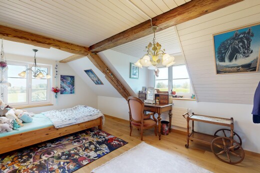 zimmer / schlafzimmer mit zusätzliches zimmer, wood finish floor, holzfußboden, beamed ceiling, und balkendecke