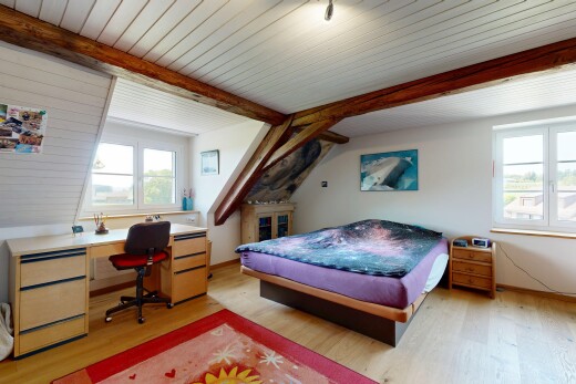zimmer / schlafzimmer mit wood finish floor, holzfußboden, bürobereich, natürliches licht, und high end ceiling