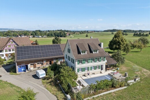 außenansicht mit dachgaube, solaranlage, day time, property visible, und drone view