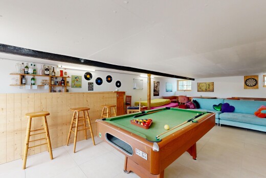 wohnzimmer mit billard, drywall, gipskartonwand, keller, und inside property