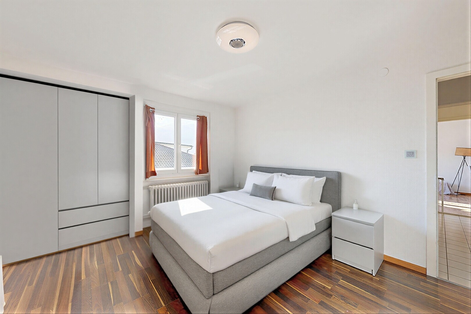 zimmer / schlafzimmer mit dark floor, gipskartonwand, drywall, natürliches licht, und natural light