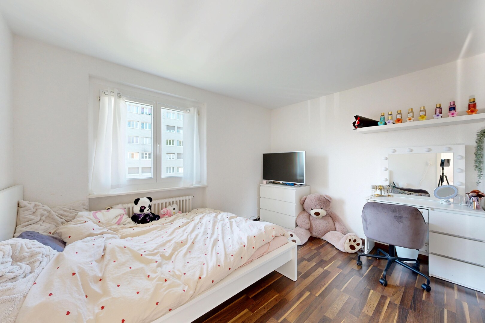 zimmer / schlafzimmer mit inside property, dark floor, fernseher, gipskartonwand, und drywall