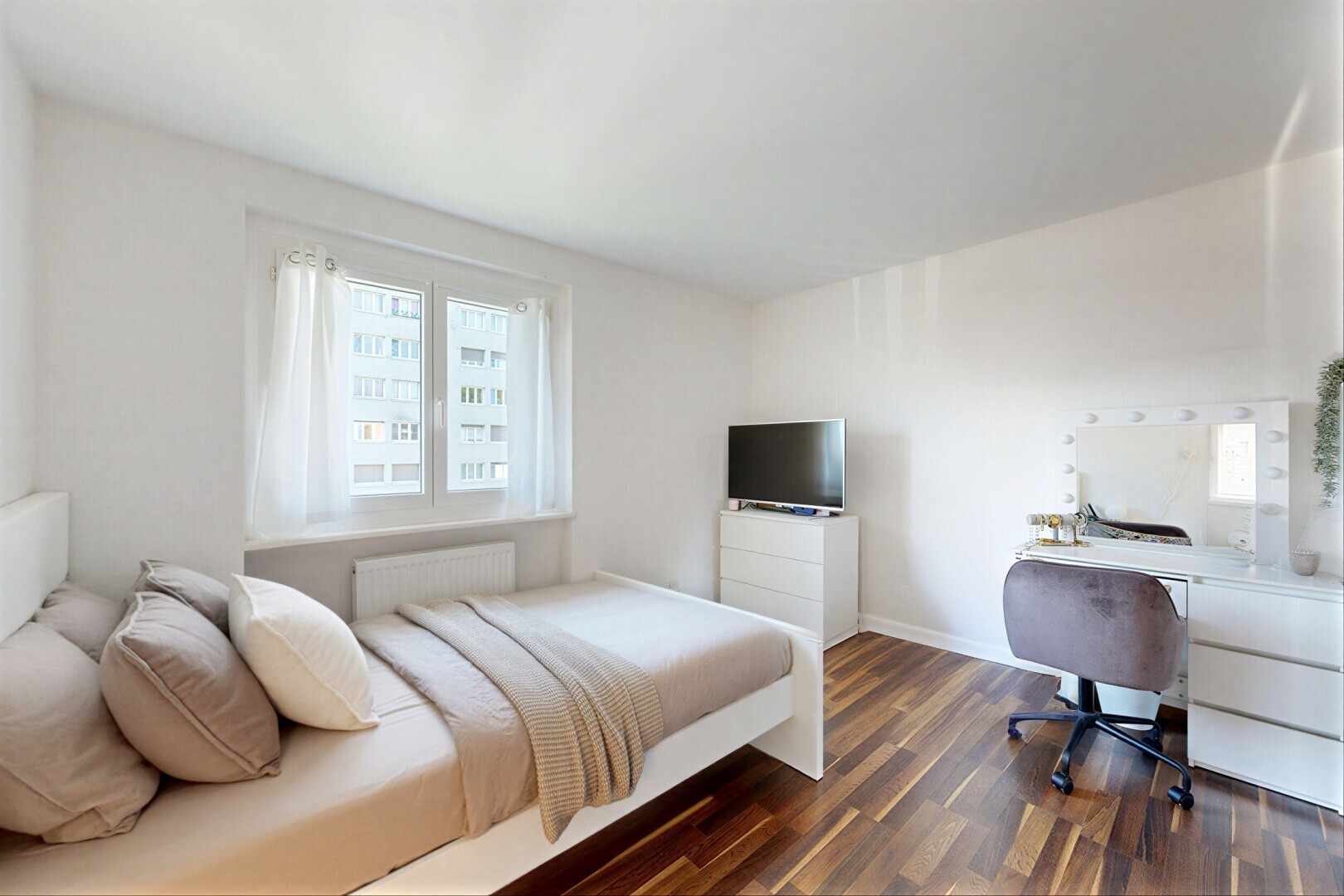 zimmer / schlafzimmer mit inside property, dark floor, fernseher, gipskartonwand, und drywall