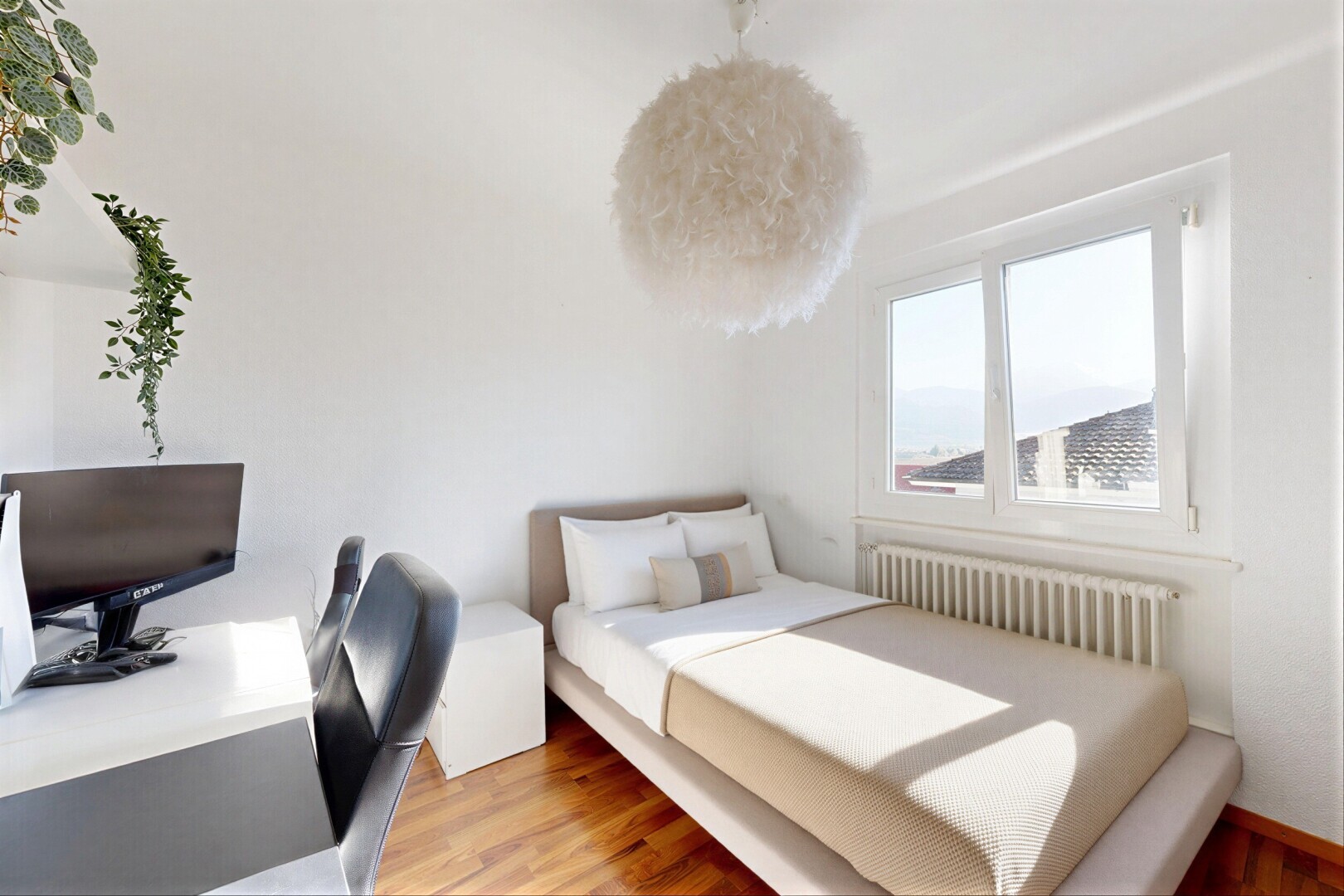 zimmer / schlafzimmer mit kühler, natural light, natürliches licht, wood finish floor, und holzfußboden
