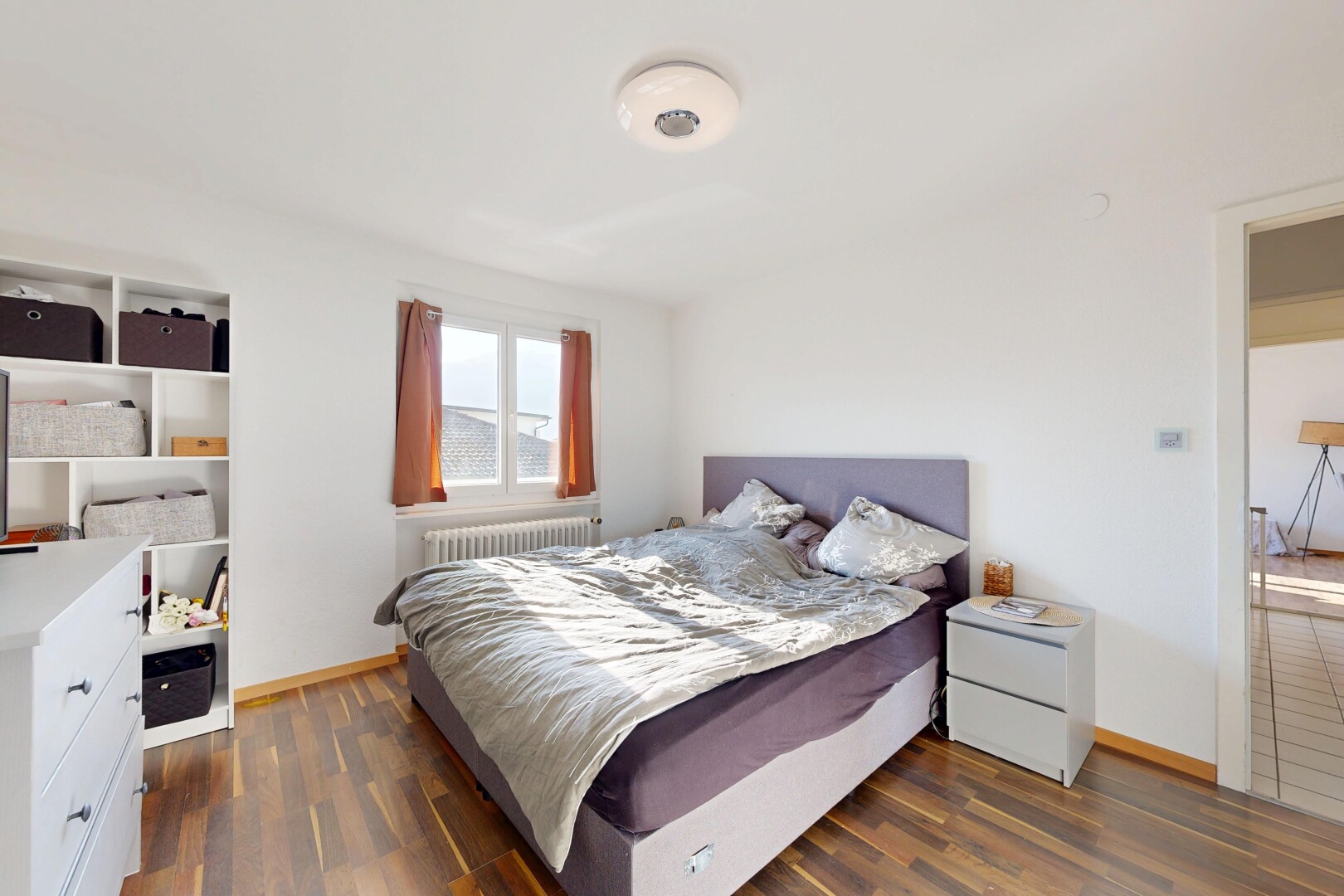 zimmer / schlafzimmer mit dark floor, gipskartonwand, drywall, natürliches licht, und natural light