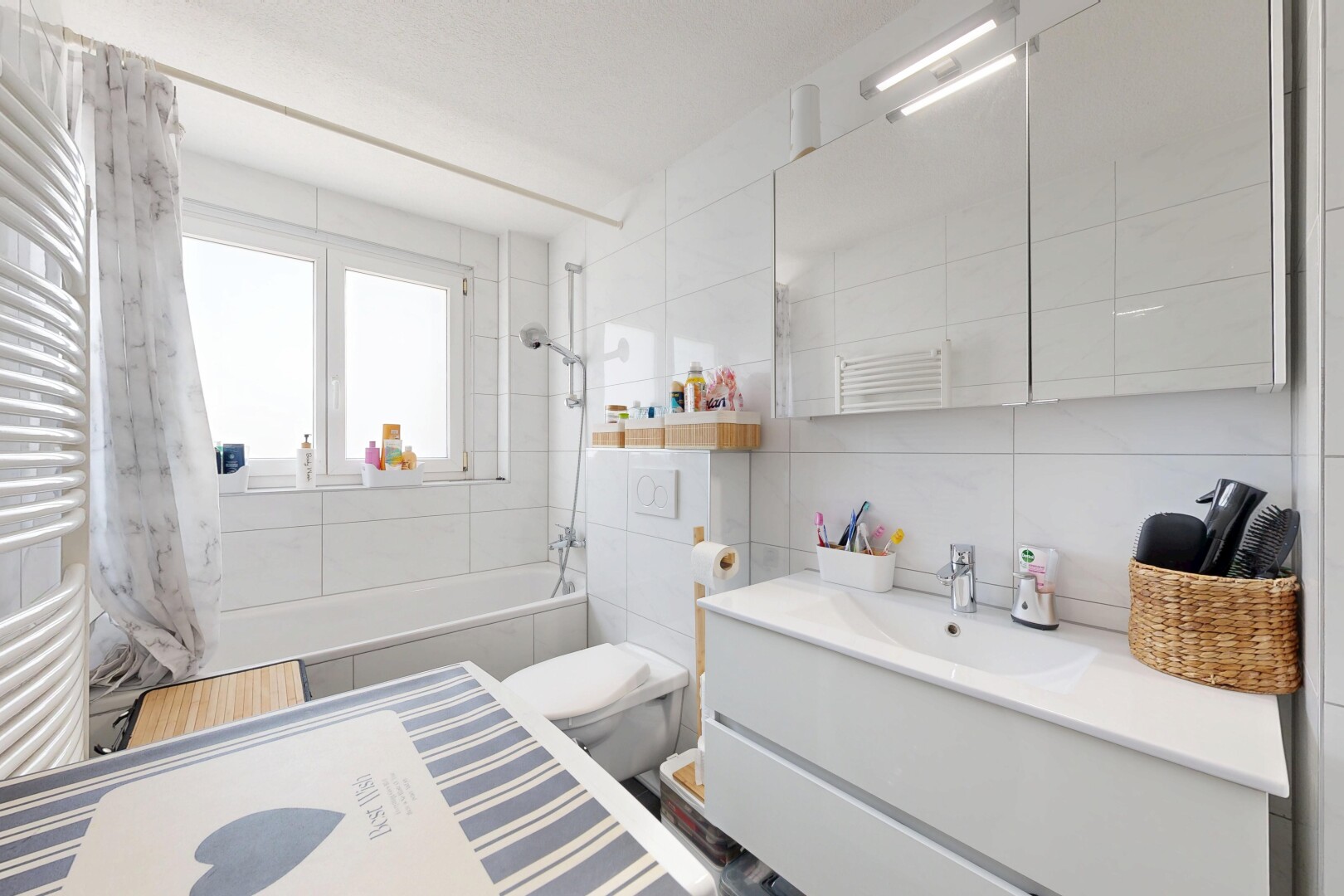 bad mit handtuchwärmer, komplettes badezimmer, spiegel, schminktisch, und fliesenwand