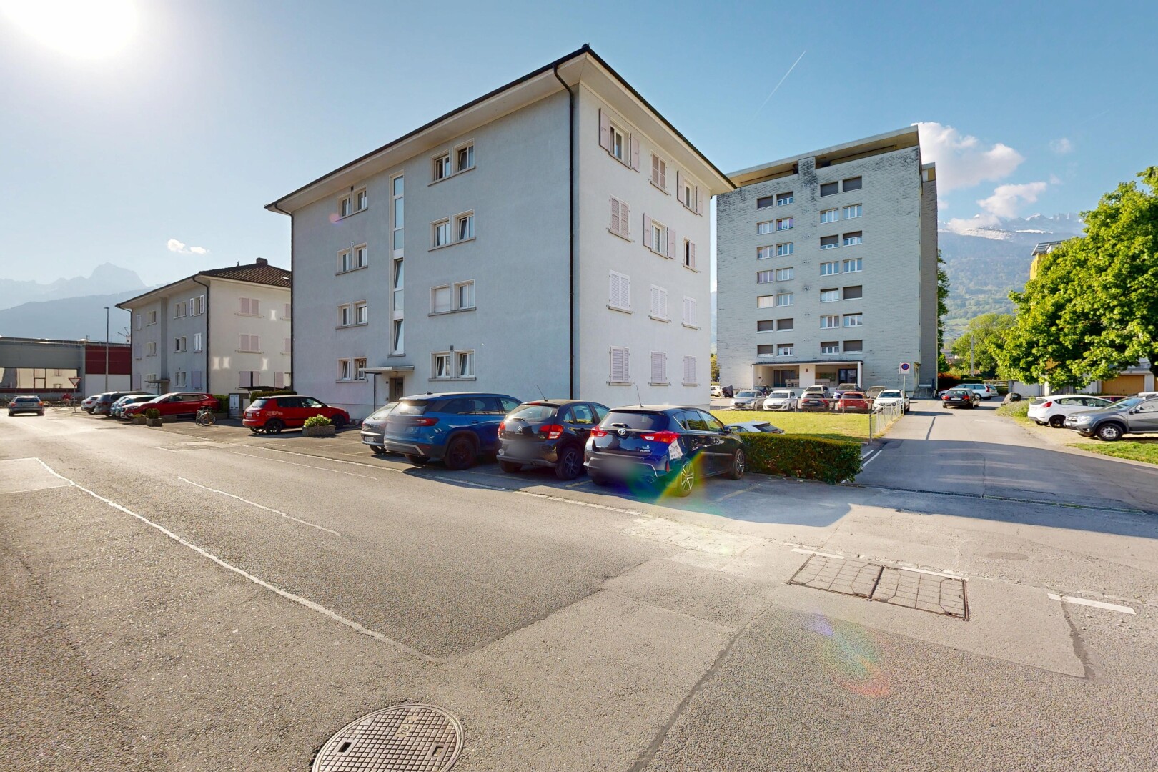 außenansicht mit day time, apartment complex view, blick auf wohnanlage, und parkplatz