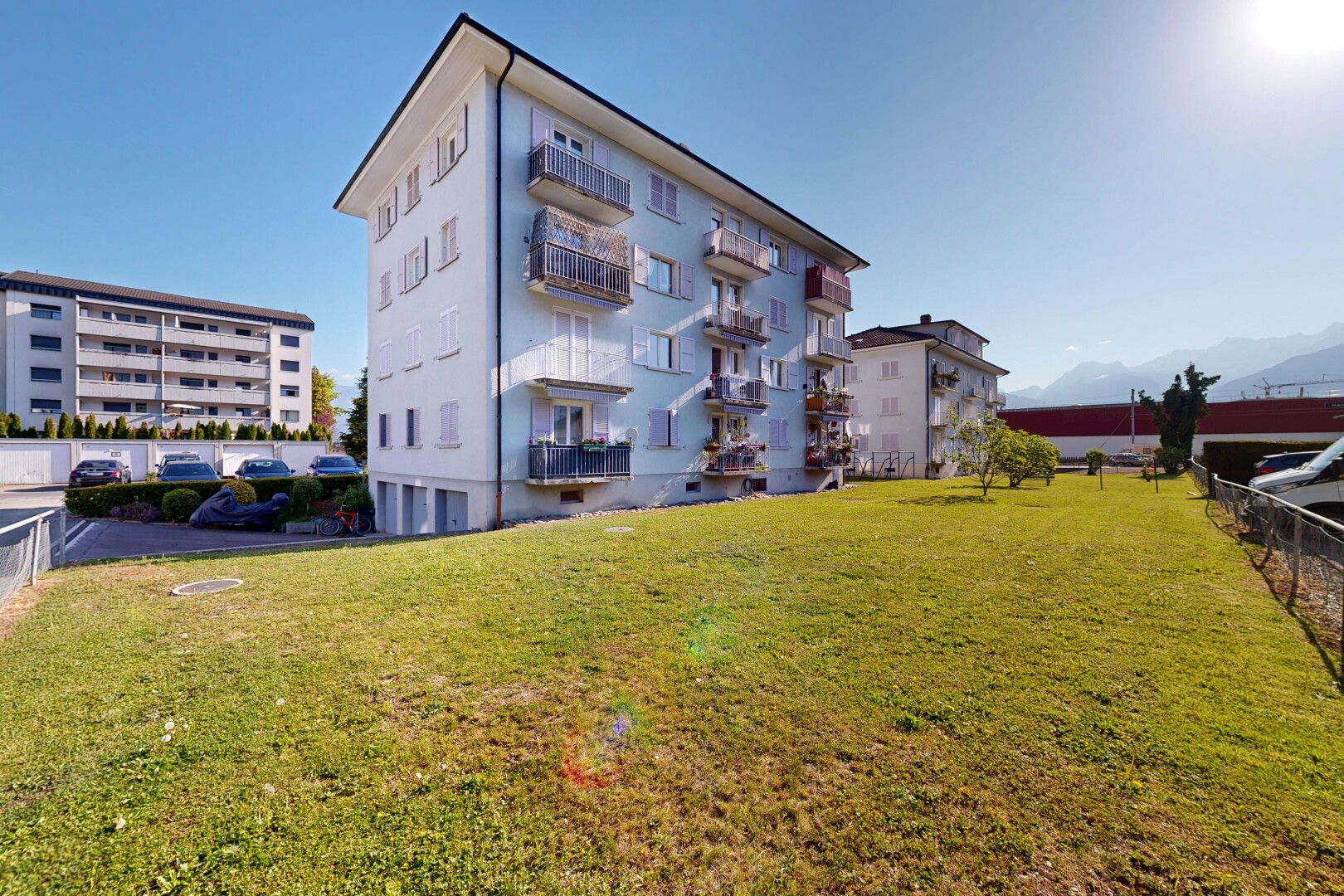 außenansicht mit apartment complex view, blick auf wohnanlage, day time, zaun, und from community