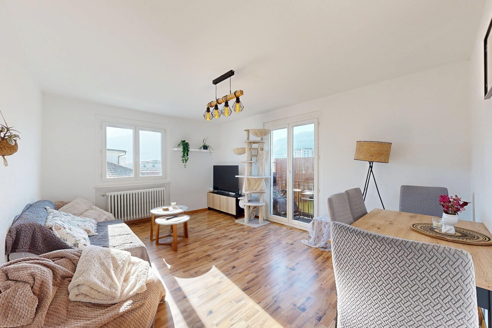 wohn- / esszimmer mit gipskartonwand, drywall, inside property, natürliches licht, und natural light