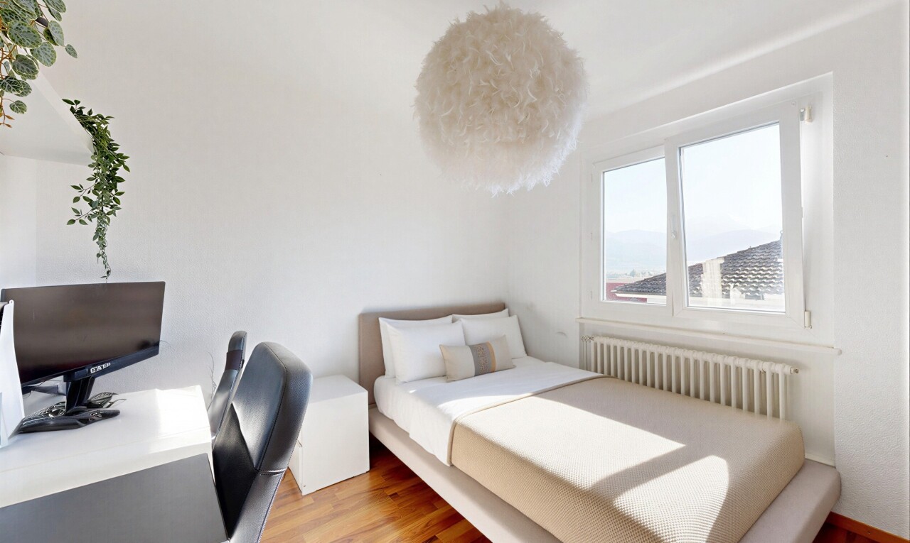 zimmer / schlafzimmer mit kühler, natural light, natürliches licht, wood finish floor, und holzfußboden