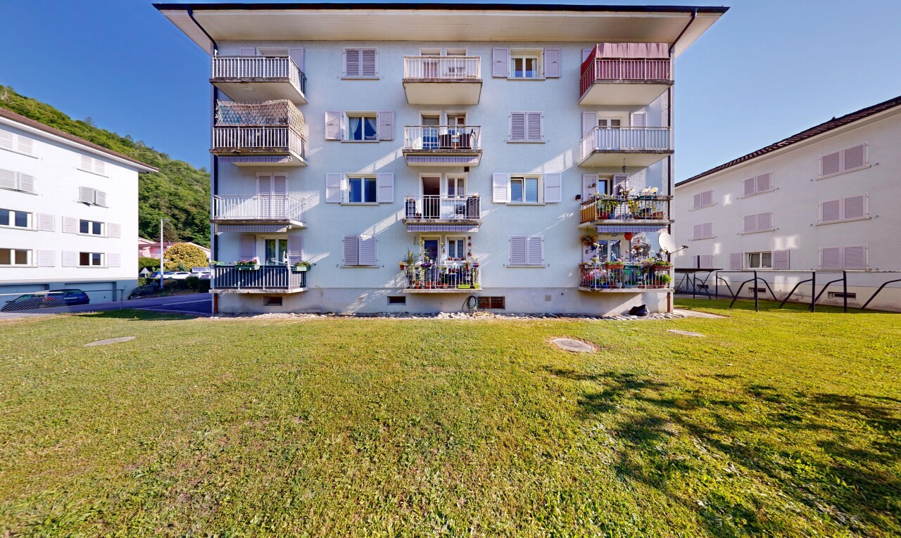 außenansicht mit blick auf wohnanlage, apartment complex view, day time, und from community
