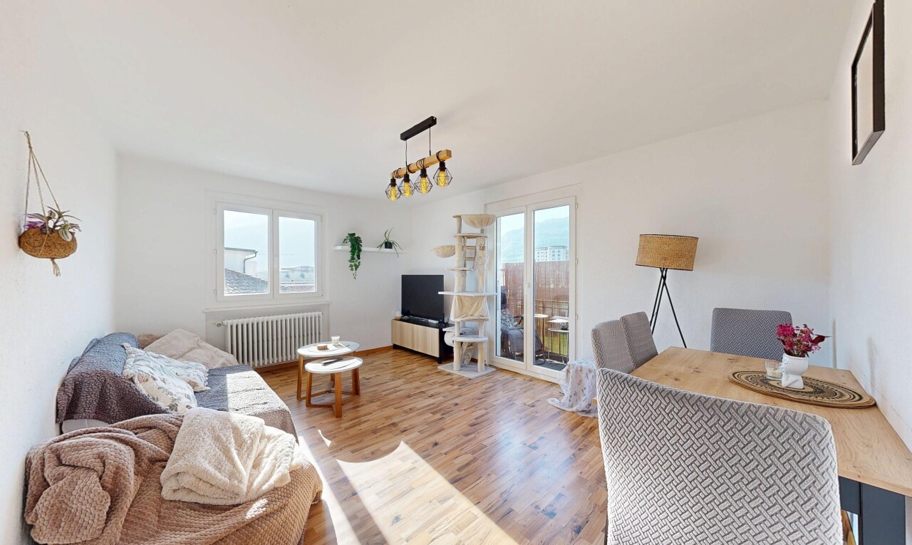 wohn- / esszimmer mit gipskartonwand, drywall, inside property, natürliches licht, und natural light