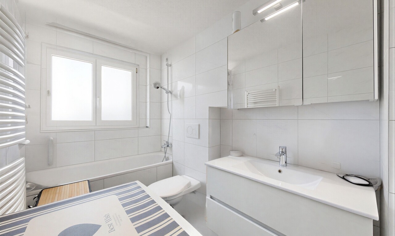 bad mit handtuchwärmer, komplettes badezimmer, spiegel, schminktisch, und fliesenwand