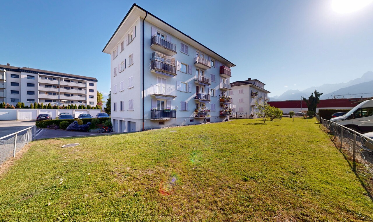 außenansicht mit apartment complex view, blick auf wohnanlage, day time, zaun, und from community