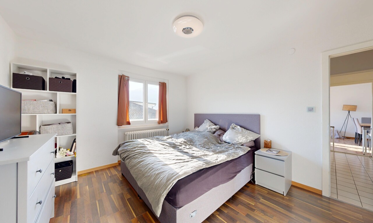zimmer / schlafzimmer mit dark floor, gipskartonwand, drywall, natürliches licht, und natural light