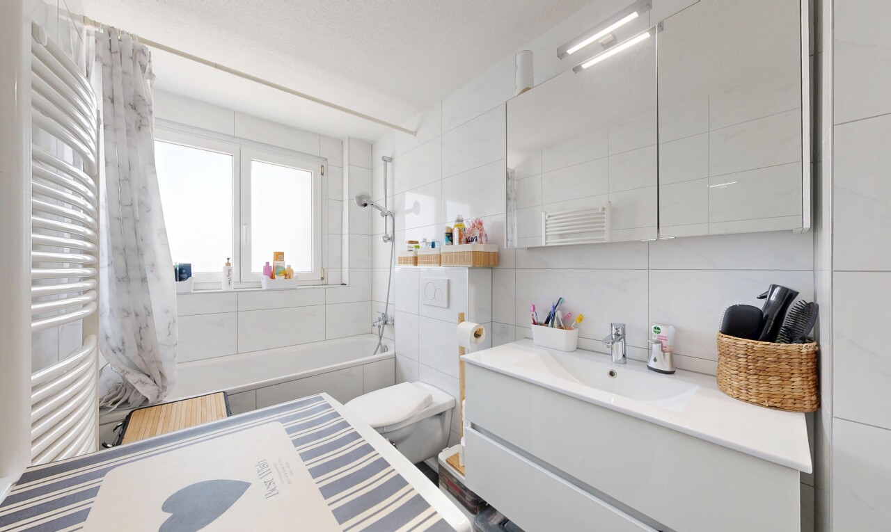 bad mit handtuchwärmer, komplettes badezimmer, spiegel, schminktisch, und fliesenwand