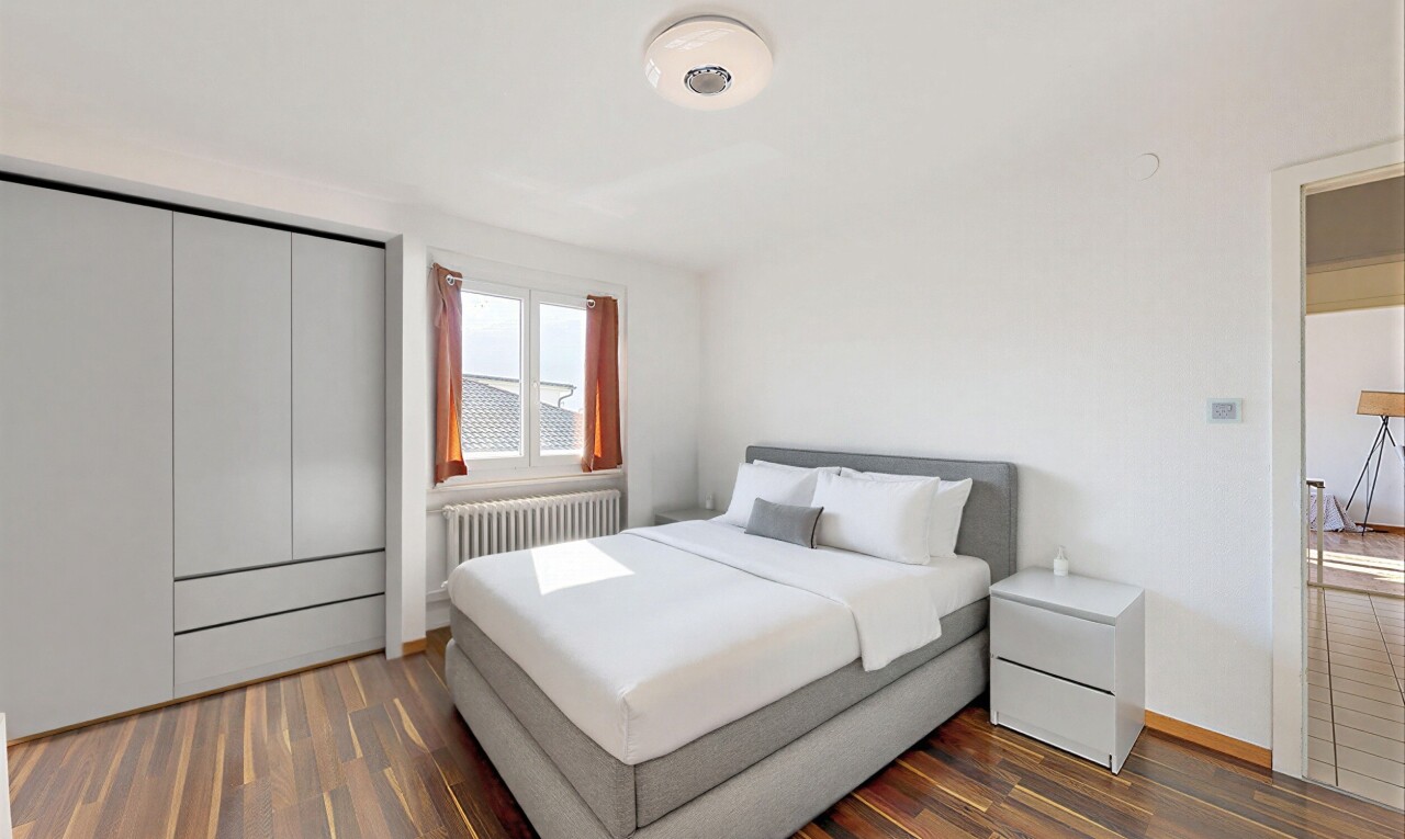 zimmer / schlafzimmer mit dark floor, gipskartonwand, drywall, natürliches licht, und natural light