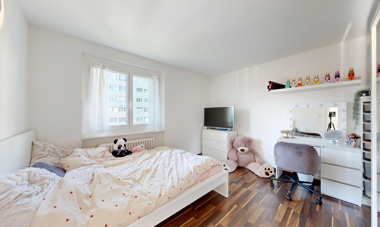 zimmer / schlafzimmer mit inside property, dark floor, fernseher, gipskartonwand, und drywall