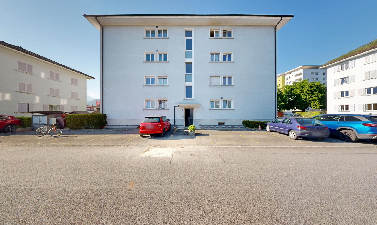 außenansicht mit apartment complex view, blick auf wohnanlage, day time, parkplatz, und from community