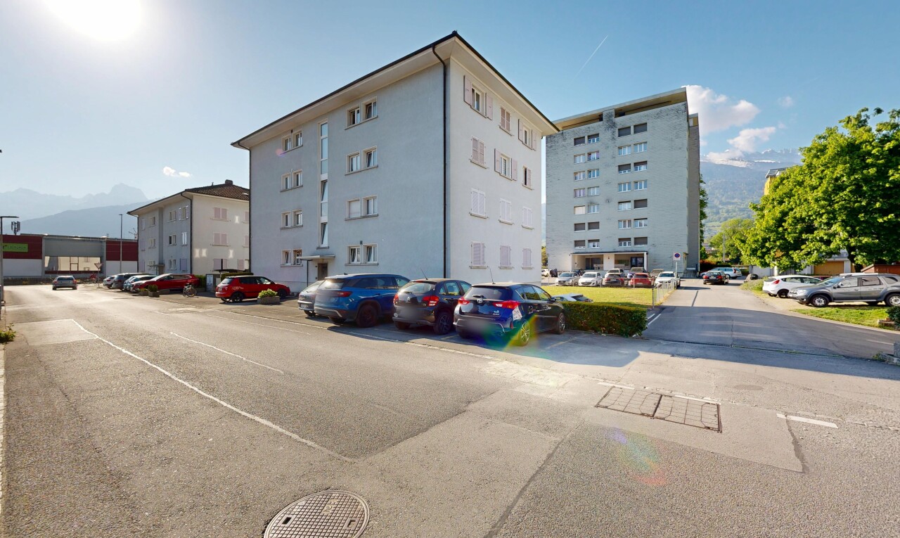 außenansicht mit day time, apartment complex view, blick auf wohnanlage, und parkplatz