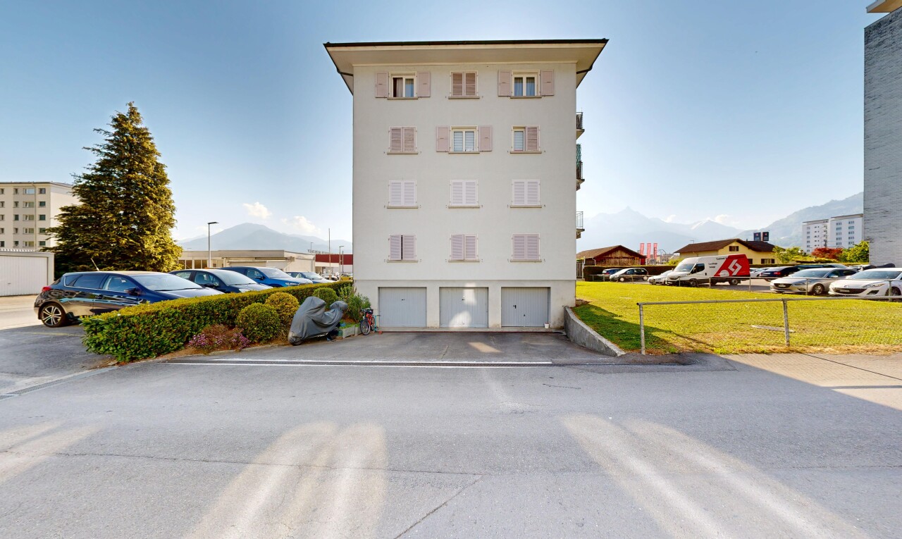 außenansicht mit day time, eingebaute garage, zaun, und auffahrt