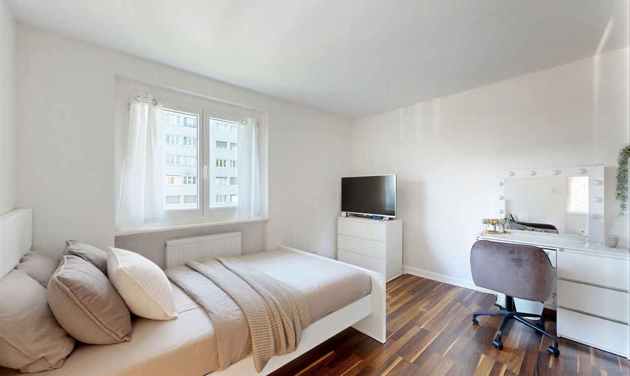 zimmer / schlafzimmer mit inside property, dark floor, fernseher, gipskartonwand, und drywall