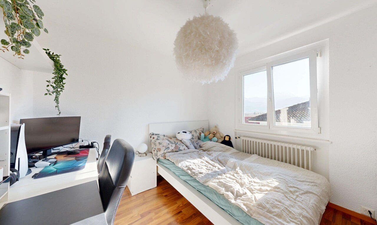 zimmer / schlafzimmer mit kühler, natural light, natürliches licht, wood finish floor, und holzfußboden