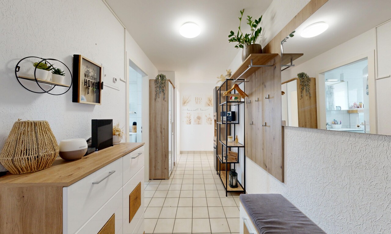 küche mit weiße schränke, white cabinets, light floor, inside property, und light countertops