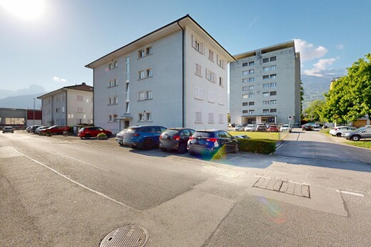 außenansicht mit day time, apartment complex view, blick auf wohnanlage, und parkplatz