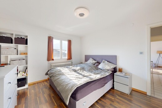 chambre avec dark floor, cloison sèche, drywall, lumière naturelle, et natural light
