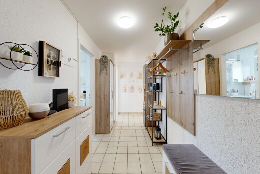 küche mit weiße schränke, white cabinets, light floor, inside property, und light countertops