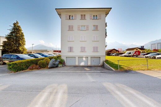 außenansicht mit day time, eingebaute garage, zaun, und auffahrt