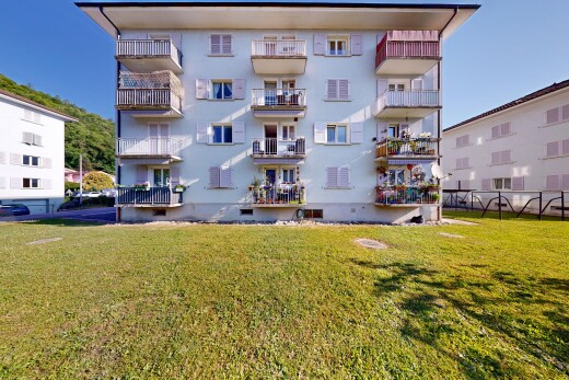 außenansicht mit blick auf wohnanlage, apartment complex view, day time, und from community