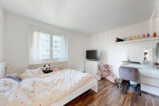 zimmer / schlafzimmer mit inside property, dark floor, fernseher, gipskartonwand, und drywall