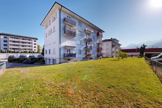 extérieur du bâtiment avec apartment complex view, vue sur le complexe d'appartements, day time, clôture, et from community