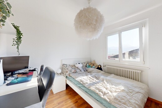 chambre avec radiateur, natural light, lumière naturelle, wood finish floor, et sol en finition bois