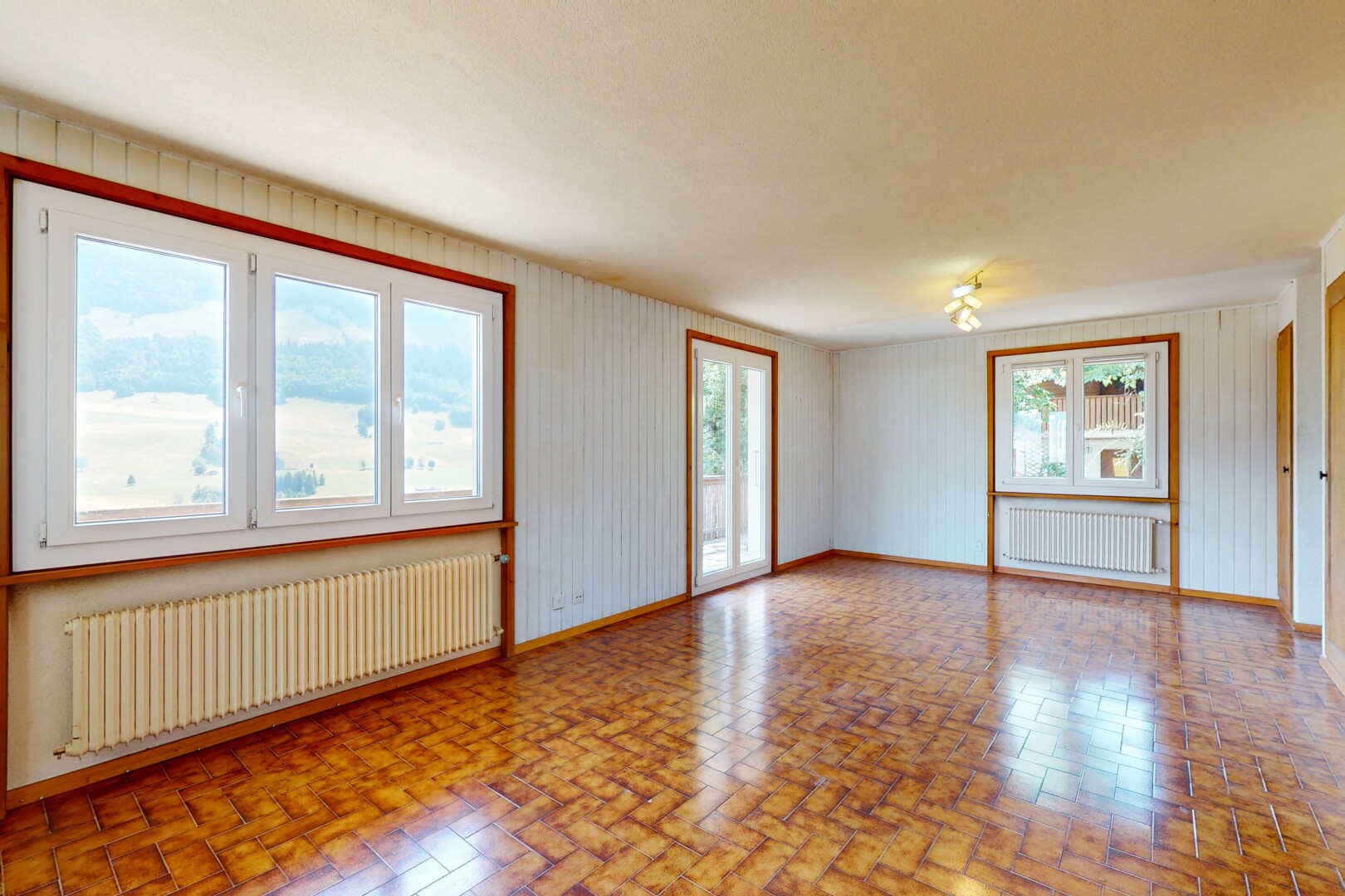 pièce vide avec radiateur, inside property, lumière naturelle, natural light, et plinthes murales